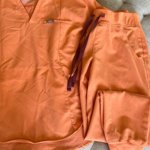 Figs Zamora Papaya scrub set/Zamora joggers